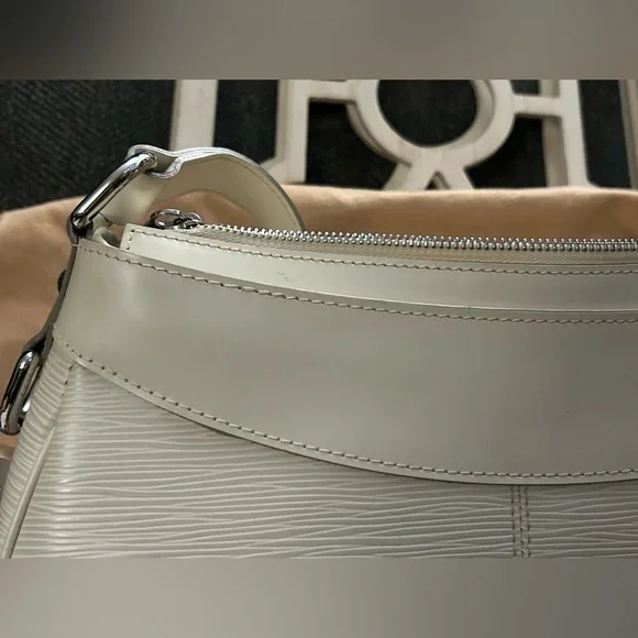 SOLD This is a gorgeous, authentic Louis Vuitton. Feel free to send offers. - Picture 3 of 16